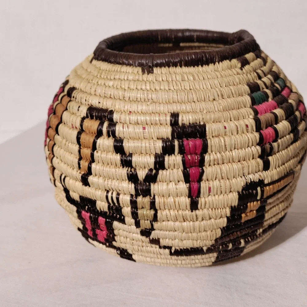 Hopi Style‎ Coiled Woven Basket Globular Olla Pink Brown Geometric 5.5